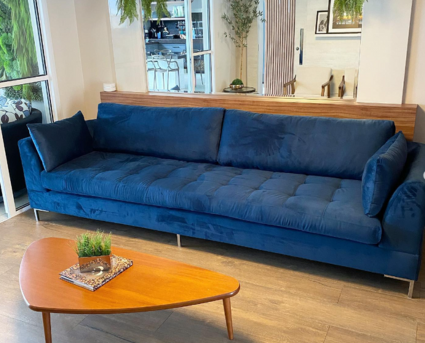 Sofá moderno reformado com tecido azul e acabamento premium