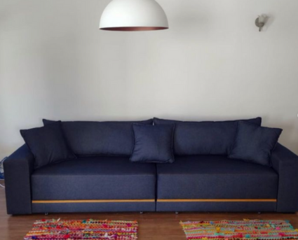 Reforma de sofá com tecido azul escuro e acabamento novo