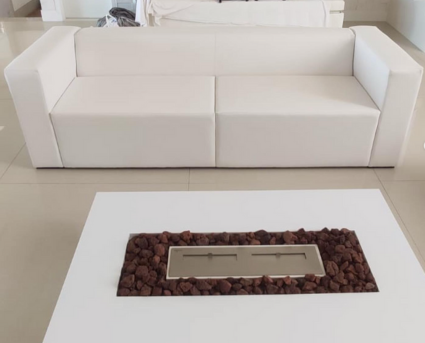 Sofá reformado com tecido claro e estilo minimalista
